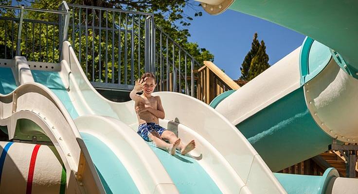 enfant glissant sur un toboggan