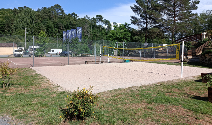 Terrain de beach volley au camping val d'ussel